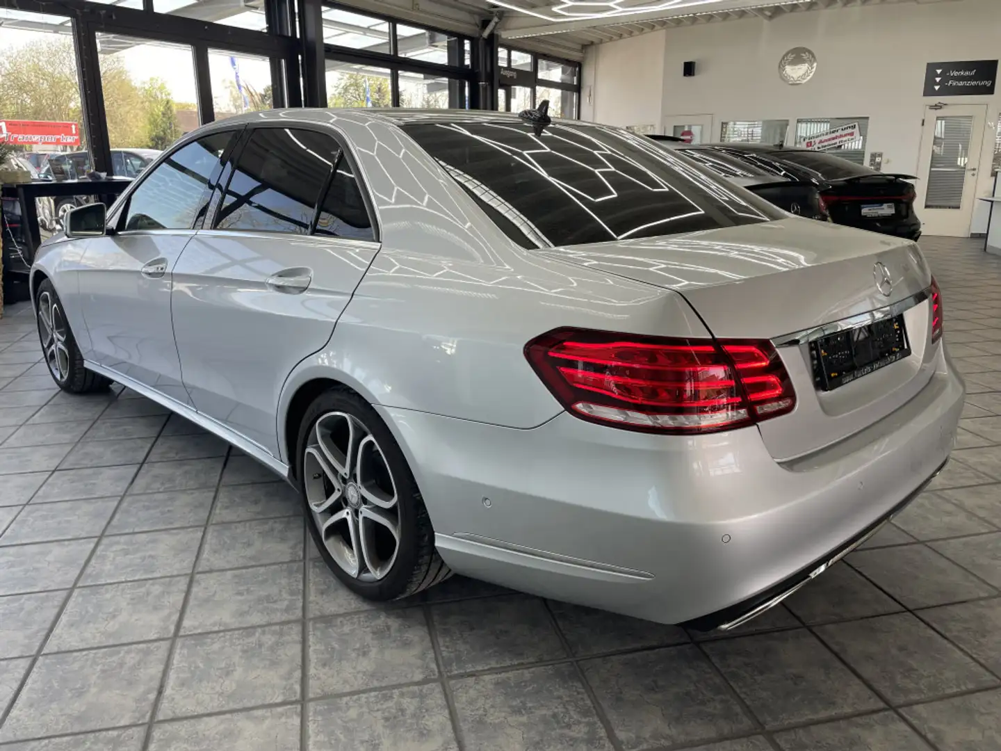 Mercedes-Benz E 200 CGI BlueEfficiency , Navi, 2Hand, Sitzheiz Gris - 2