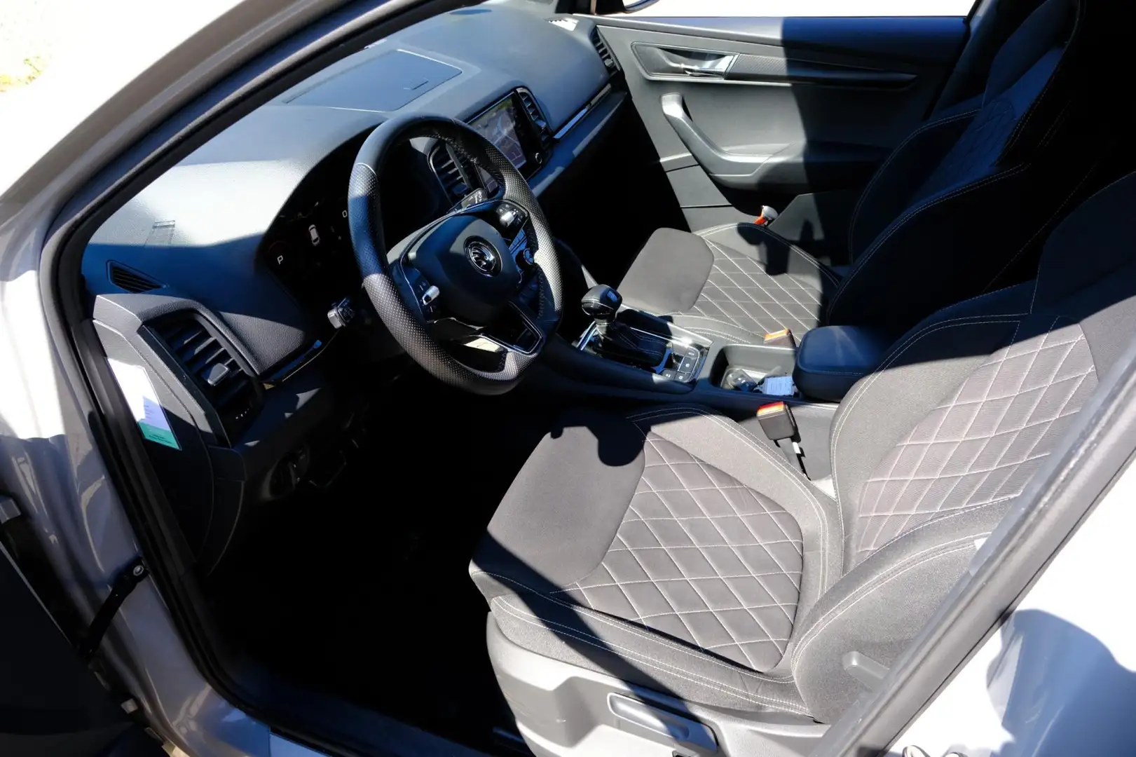 Skoda Karoq 1.5 TSI ACT DSG 150PK Sportline Virtual|1e Eig|LED Grijs - 2