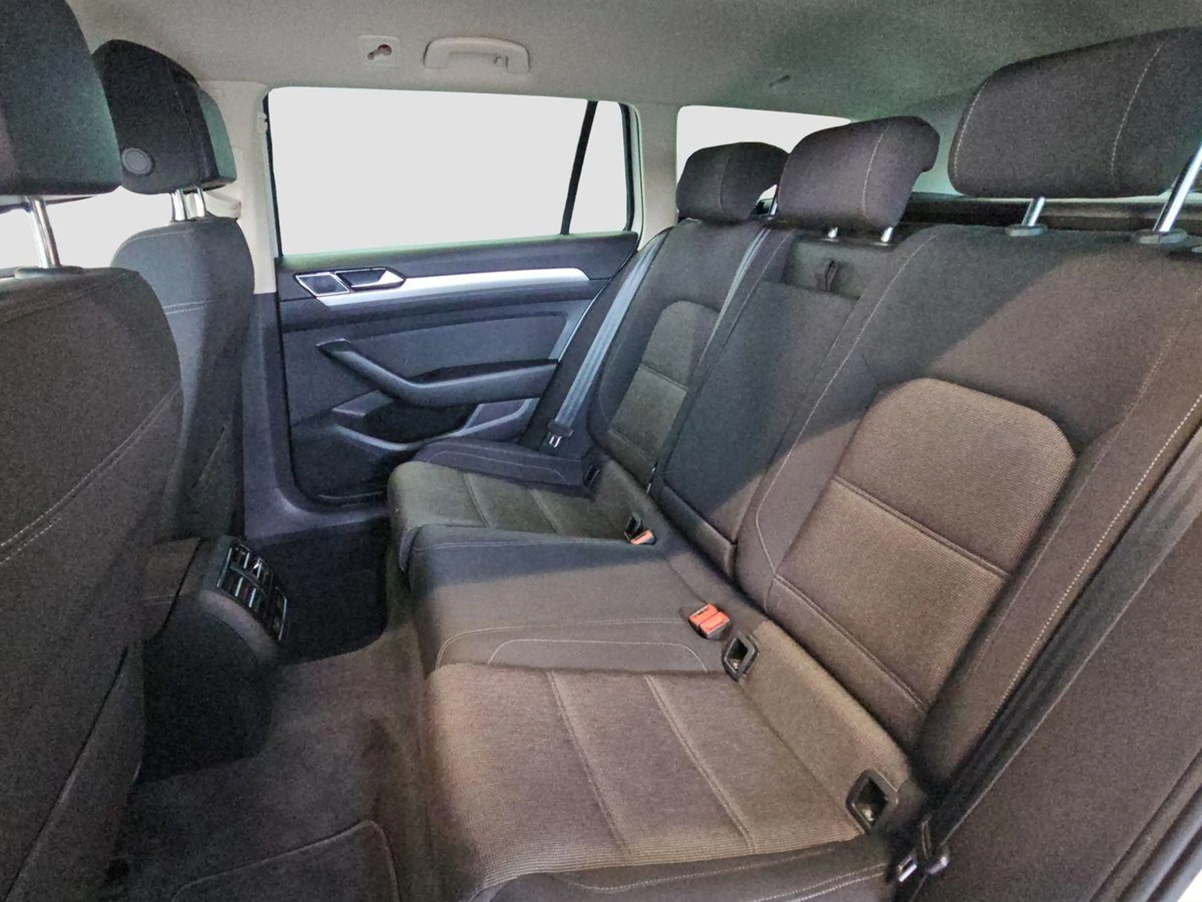 Volkswagen Passat Variant 2.0 TDI Comfortline ACC SITZH PDC — photo 5