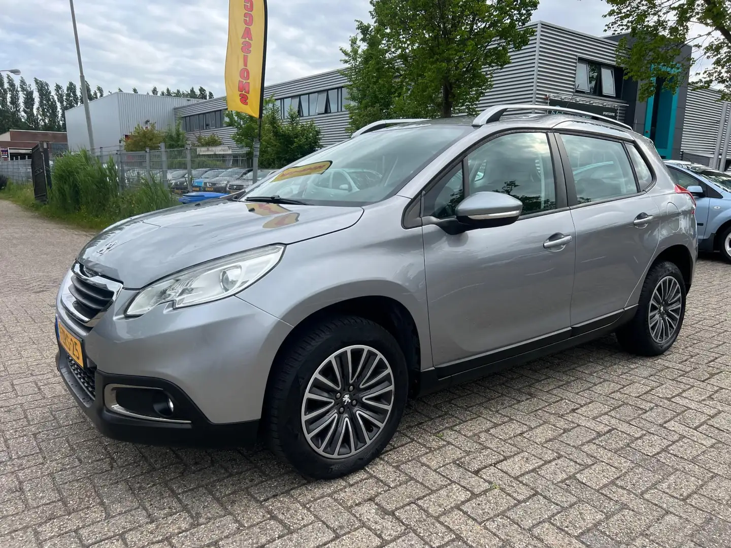 Peugeot 2008 1.2 VTi Active Pack Premium Grijs - 2