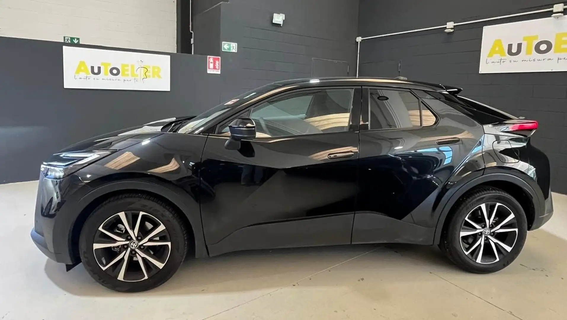Toyota C-HR C-HR II 2023 1.8 hv Trend fwd e-cvt Nero - 2