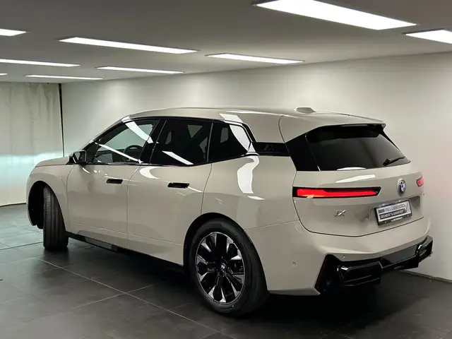 BMW Ix view 3