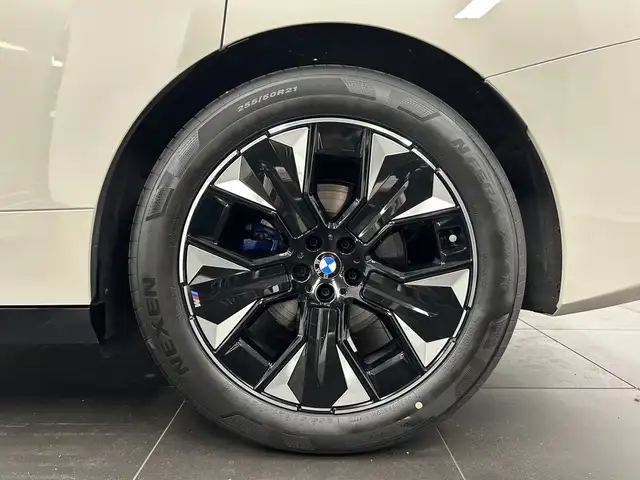 BMW Ix view 6