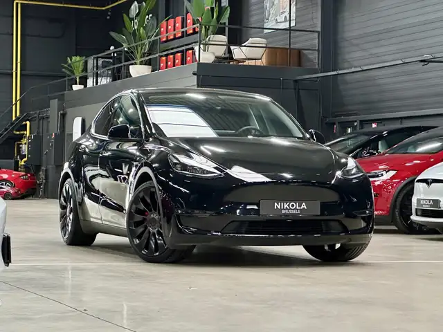 Tesla Model Y PERFORMANCE  - RED BRAKES - AUTOPILOT
