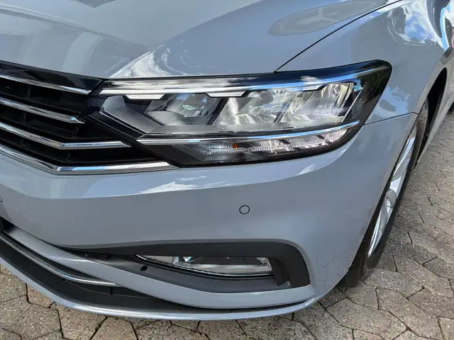 Volkswagen Passat view 3
