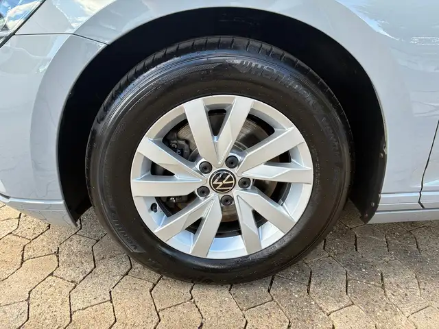 Volkswagen Passat view 8