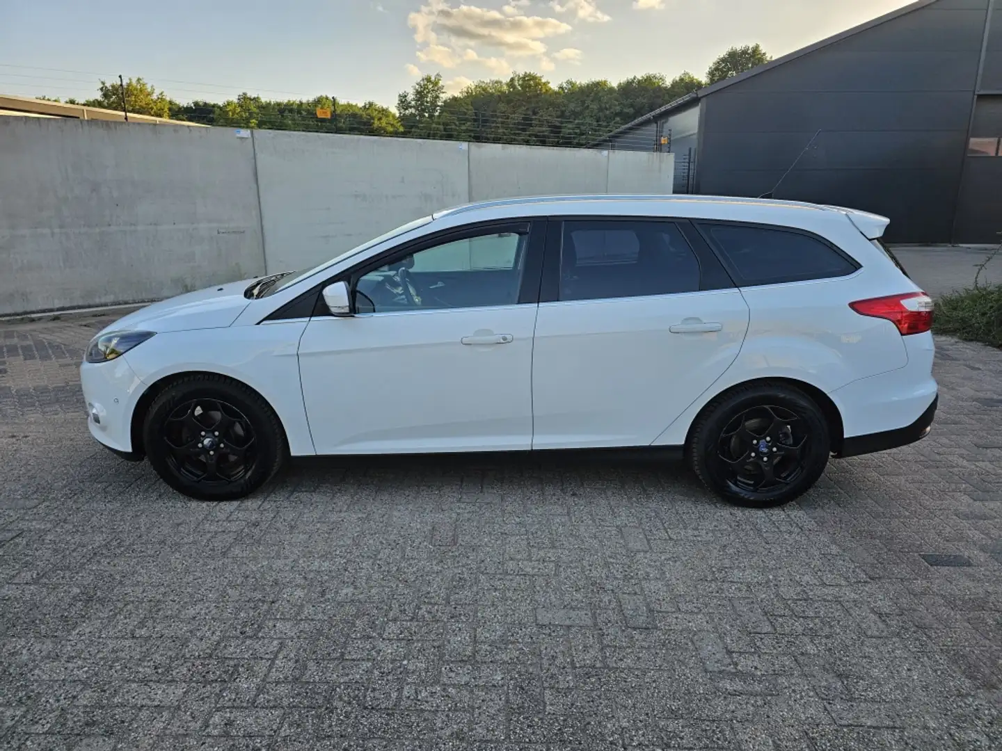 Ford Focus Wagon 1.0 EcoB. Edit. Plus,Apk,Nap,Airco,Trekhaak, Blanc - 2