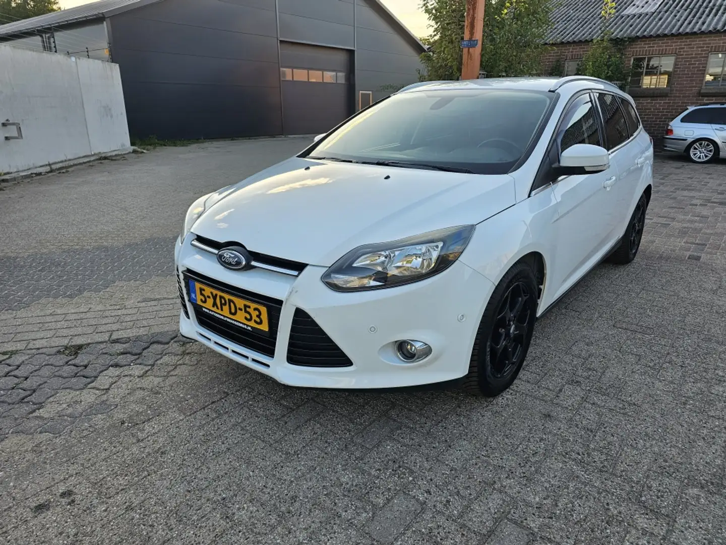 Ford Focus Wagon 1.0 EcoB. Edit. Plus,Apk,Nap,Airco,Trekhaak, Blanc - 1
