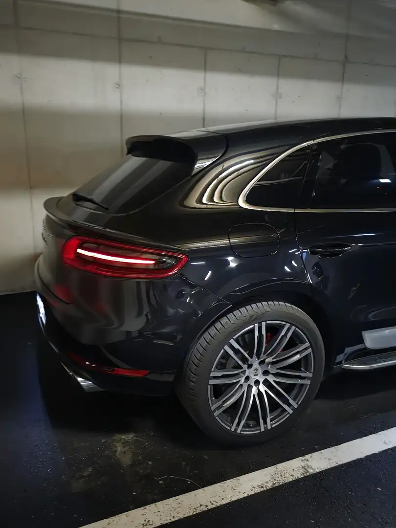 Porsche Macan Turbo mit Performance Package PP Schwarz - 2