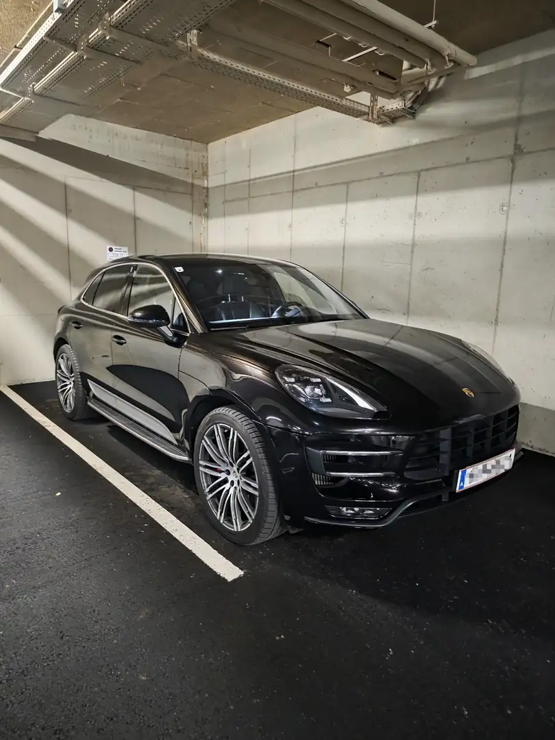 Porsche Macan Turbo mit Performance Package PP Schwarz - 1
