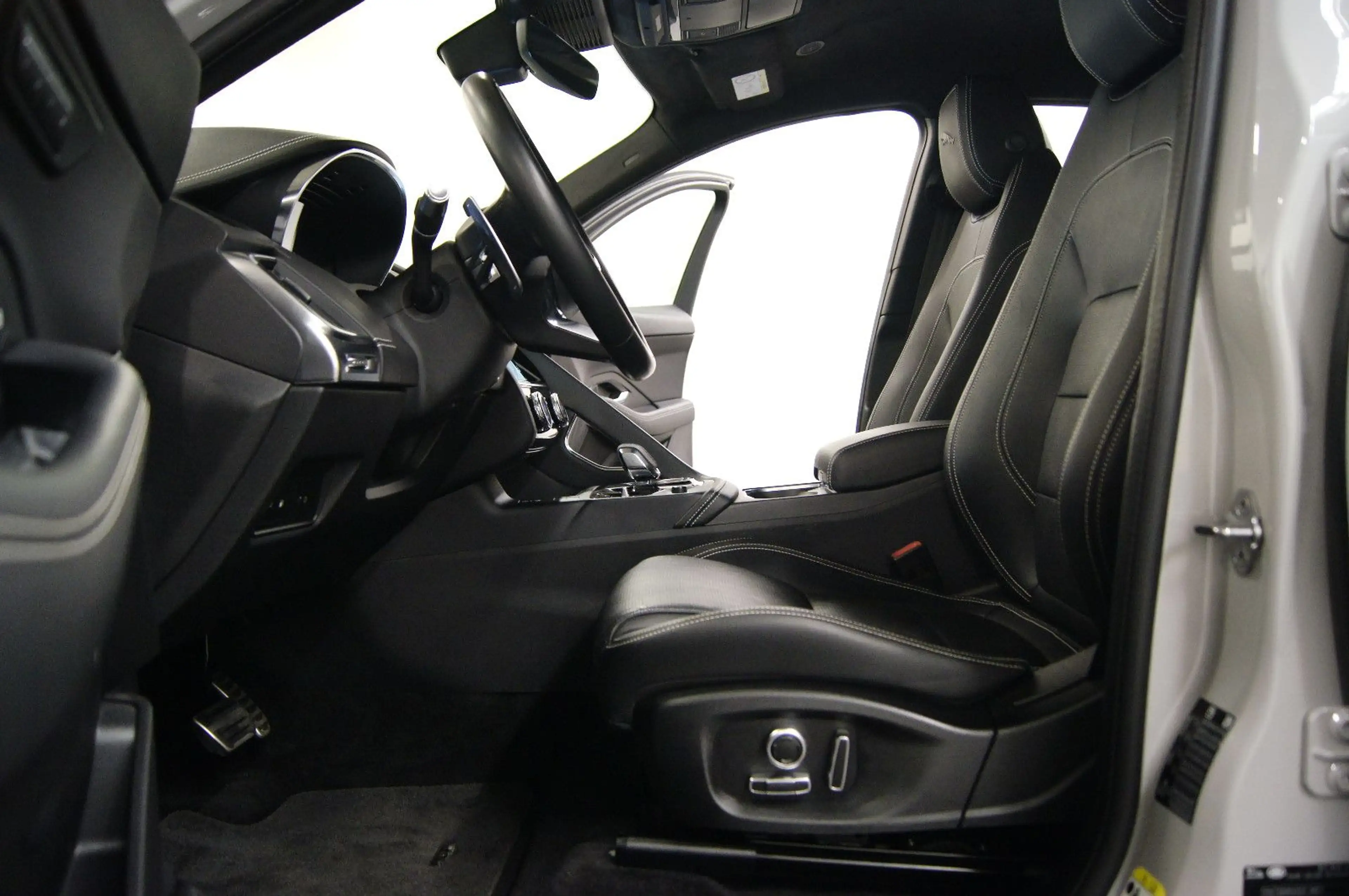 Jaguar E-Pace E-PACE R-Dynamic S AWD Plug-In Hybrid|BLACKP|MEM — photo 2