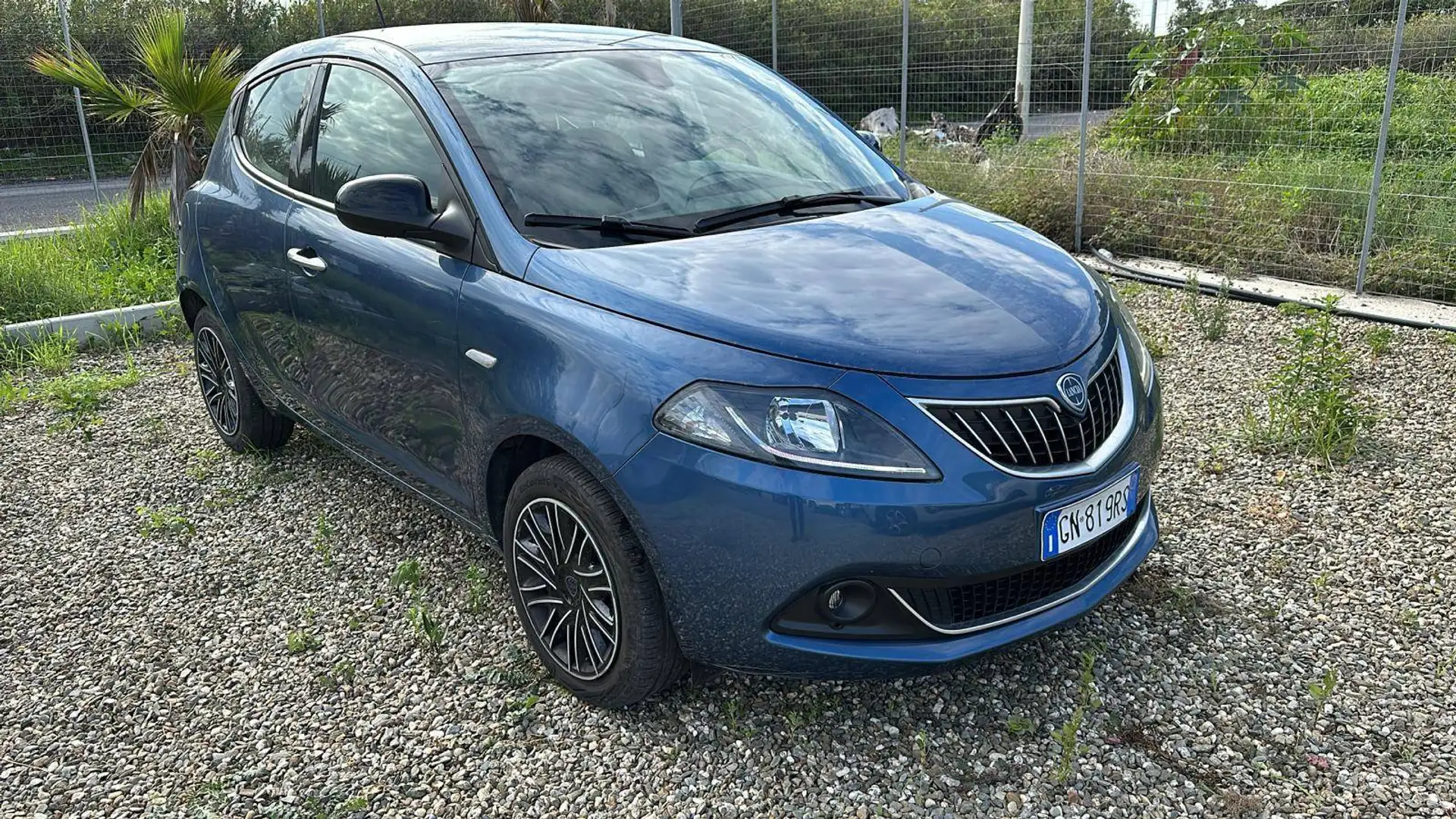 Lancia Ypsilon 1.0 70cv hybrid gold Blau - 2