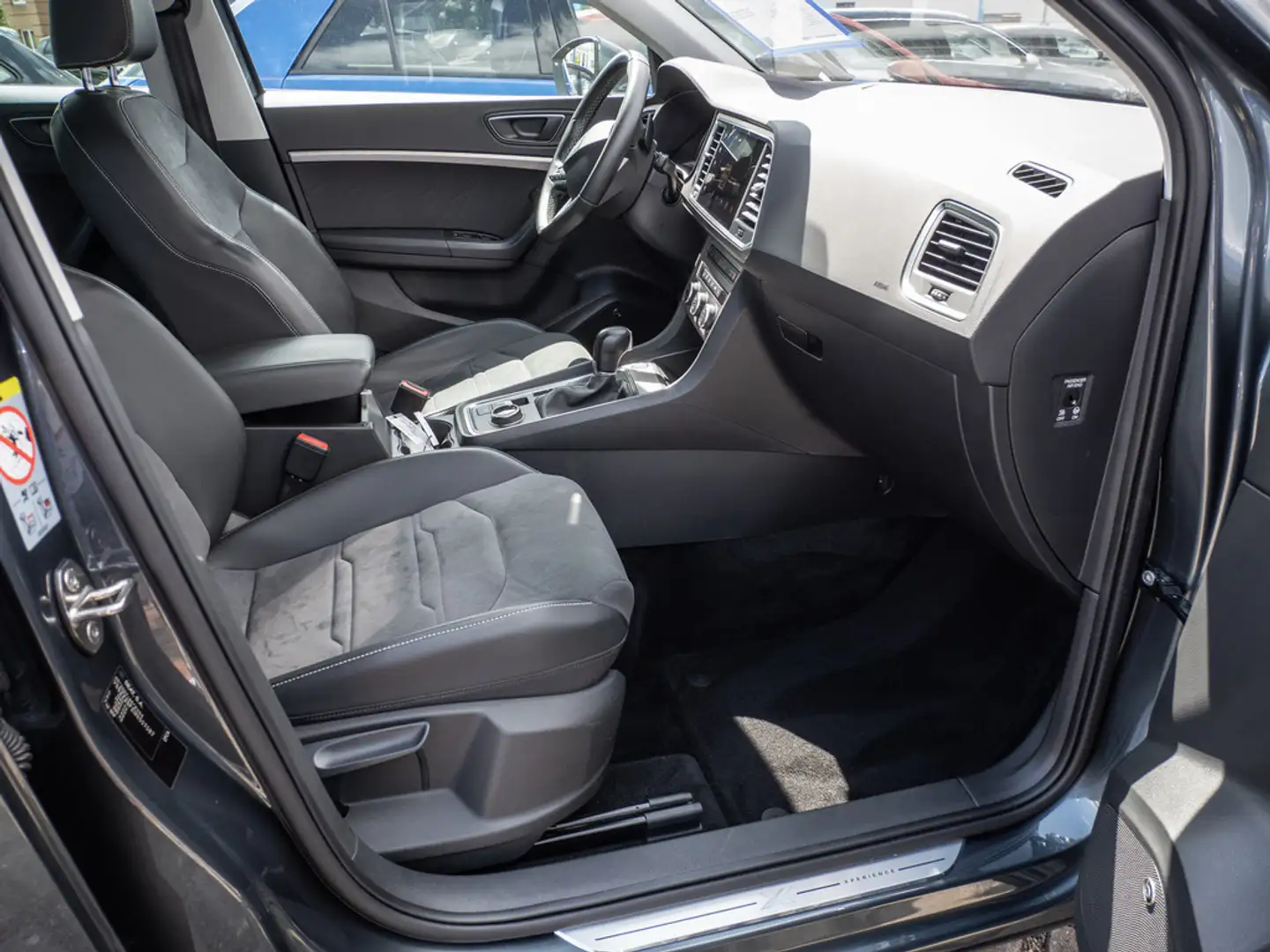SEAT Ateca 1.5 TSI Xperience SHZ KAMERA NAVI LED Grijs - 2