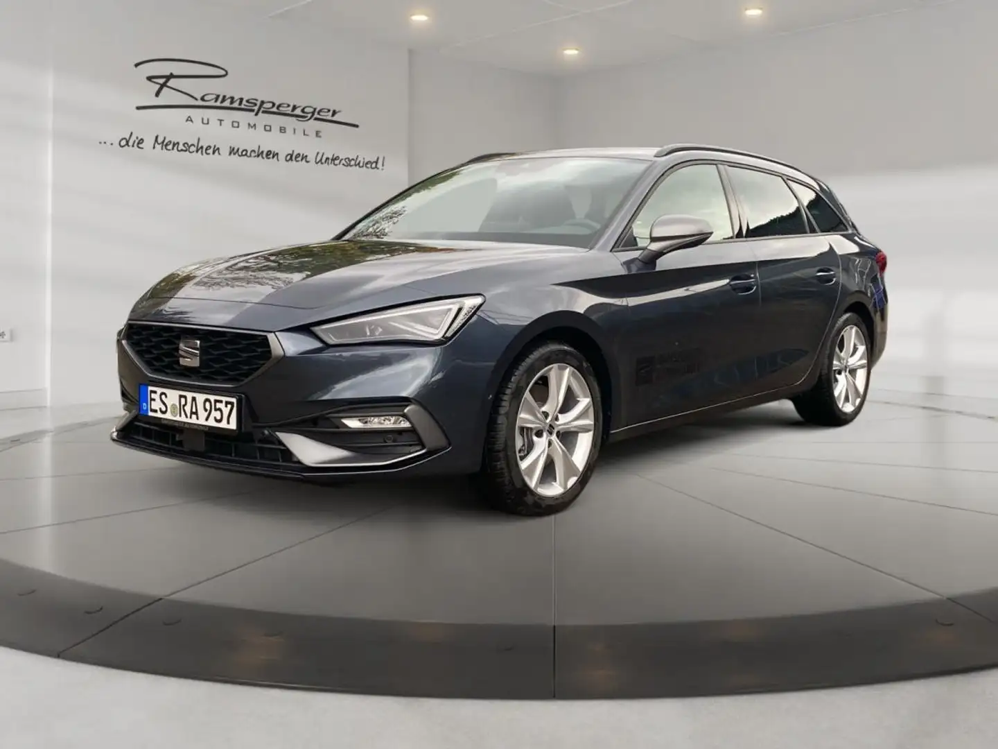 SEAT Leon Sportstourer 2.0 TDI DSG FR AHK ACC LED Navi Grau - 2