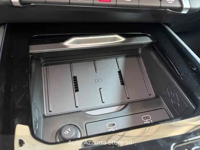 Audi Q3 view 12