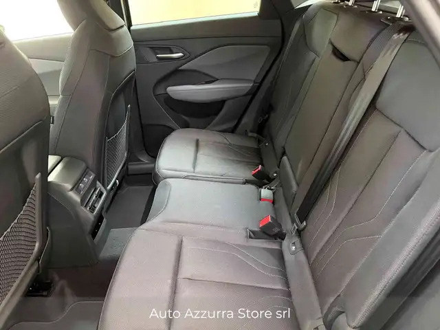 Audi Q3 view 14