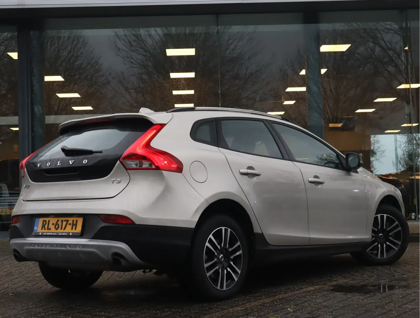 Volvo V40 Cross Country 1.5 T3 Momentum Automaat Maro - 2