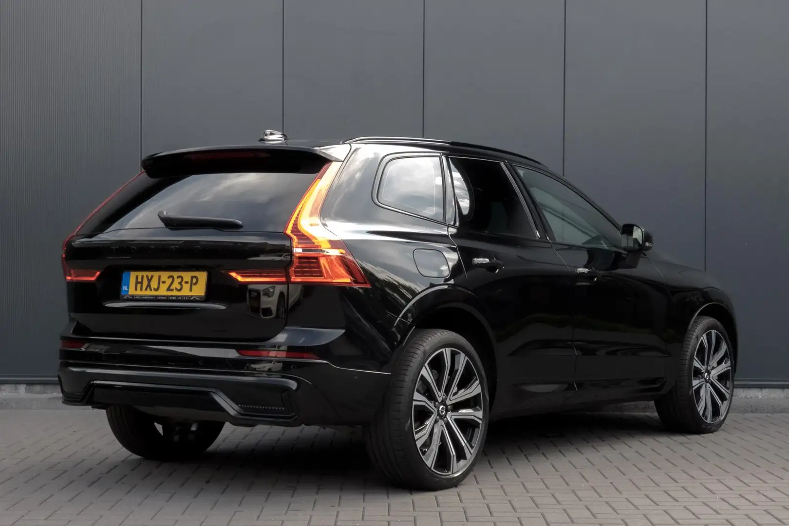 Volvo XC60 2.0 Recharge T6 AWD R-DESIGN | TREKHAAK | ACC | PA Zwart - 2