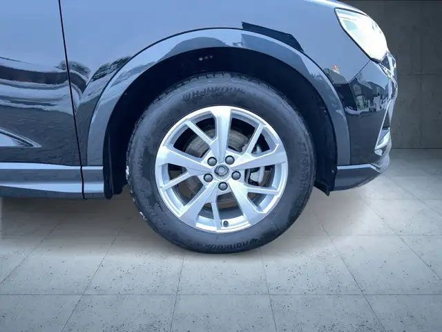 Audi Q3 view 8