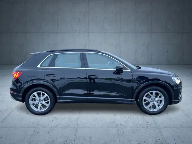 Audi Q3 view 7