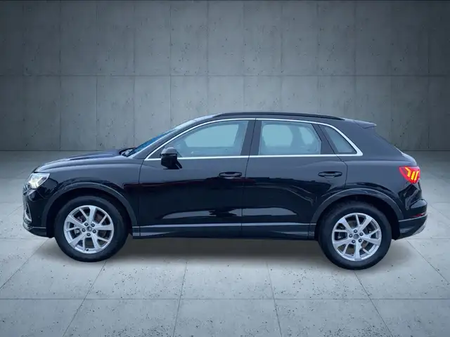 Audi Q3 view 3