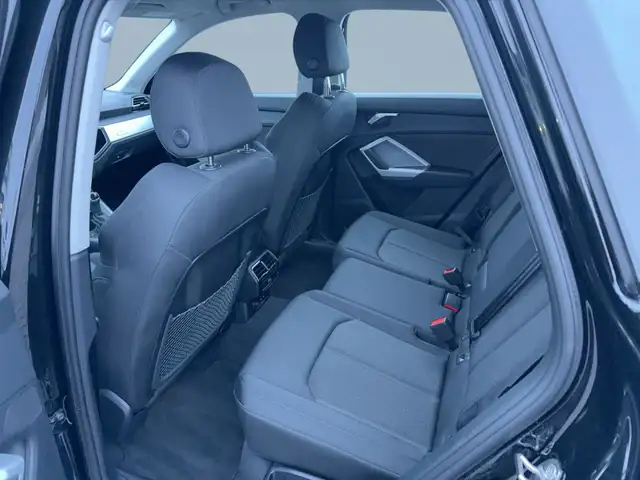 Audi Q3 view 13