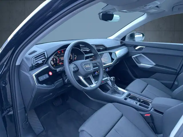 Audi Q3 view 10