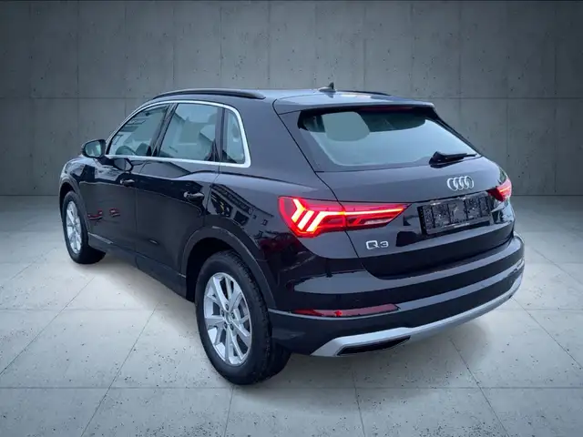 Audi Q3 view 4