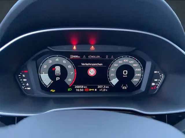 Audi Q3 view 11