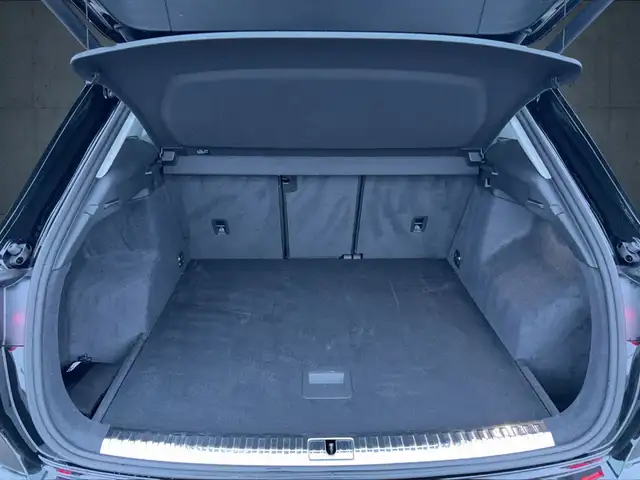 Audi Q3 view 14