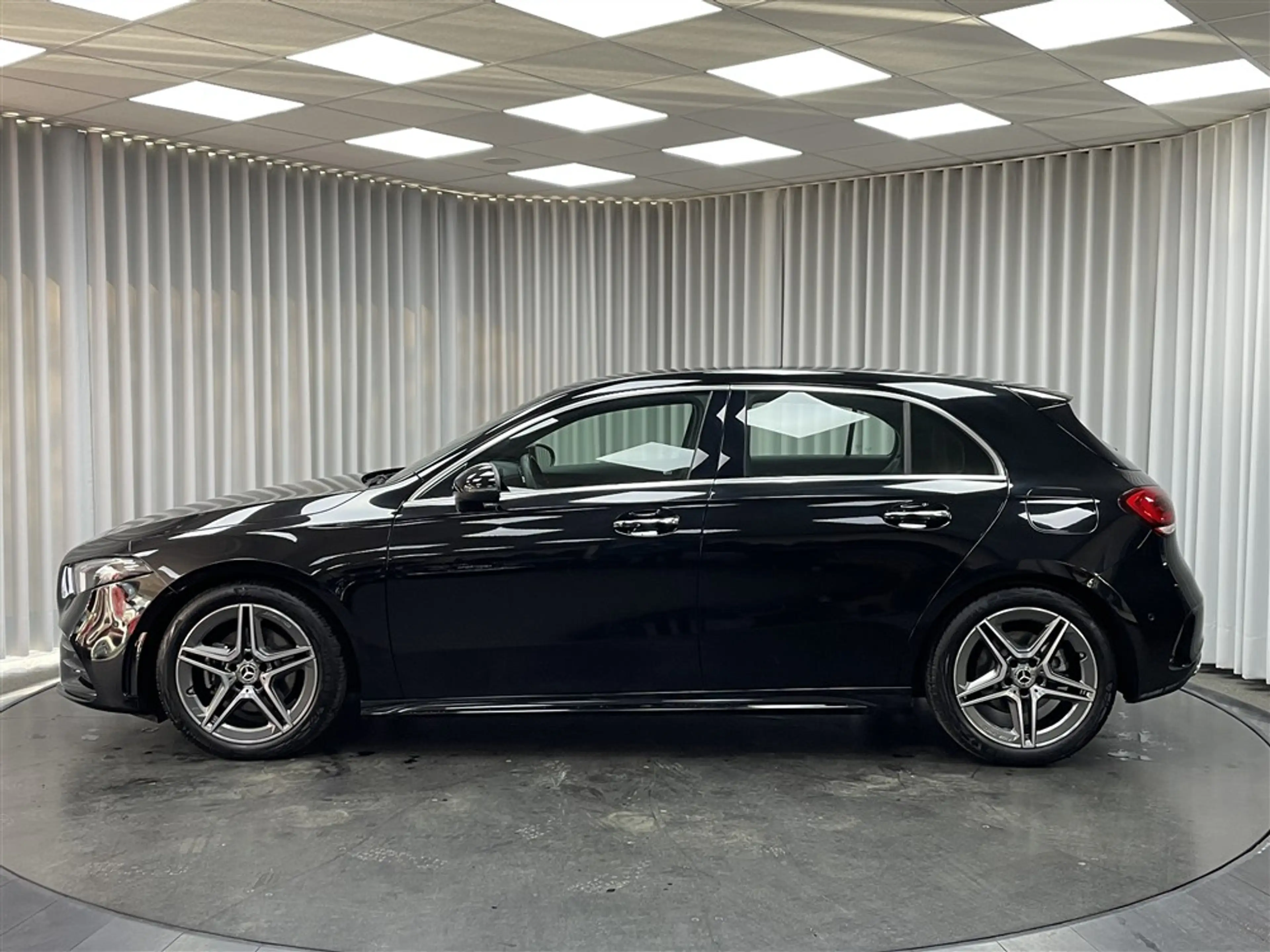 Mercedes-Benz A 200 AMG Line — photo 15