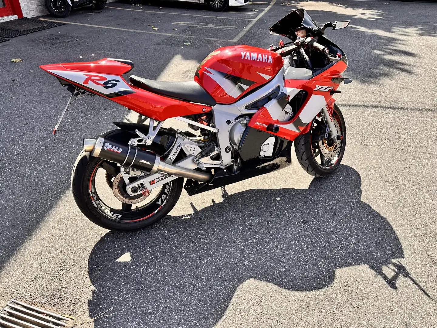 Yamaha YZF-R6 rossa,bianca e nera - 1
