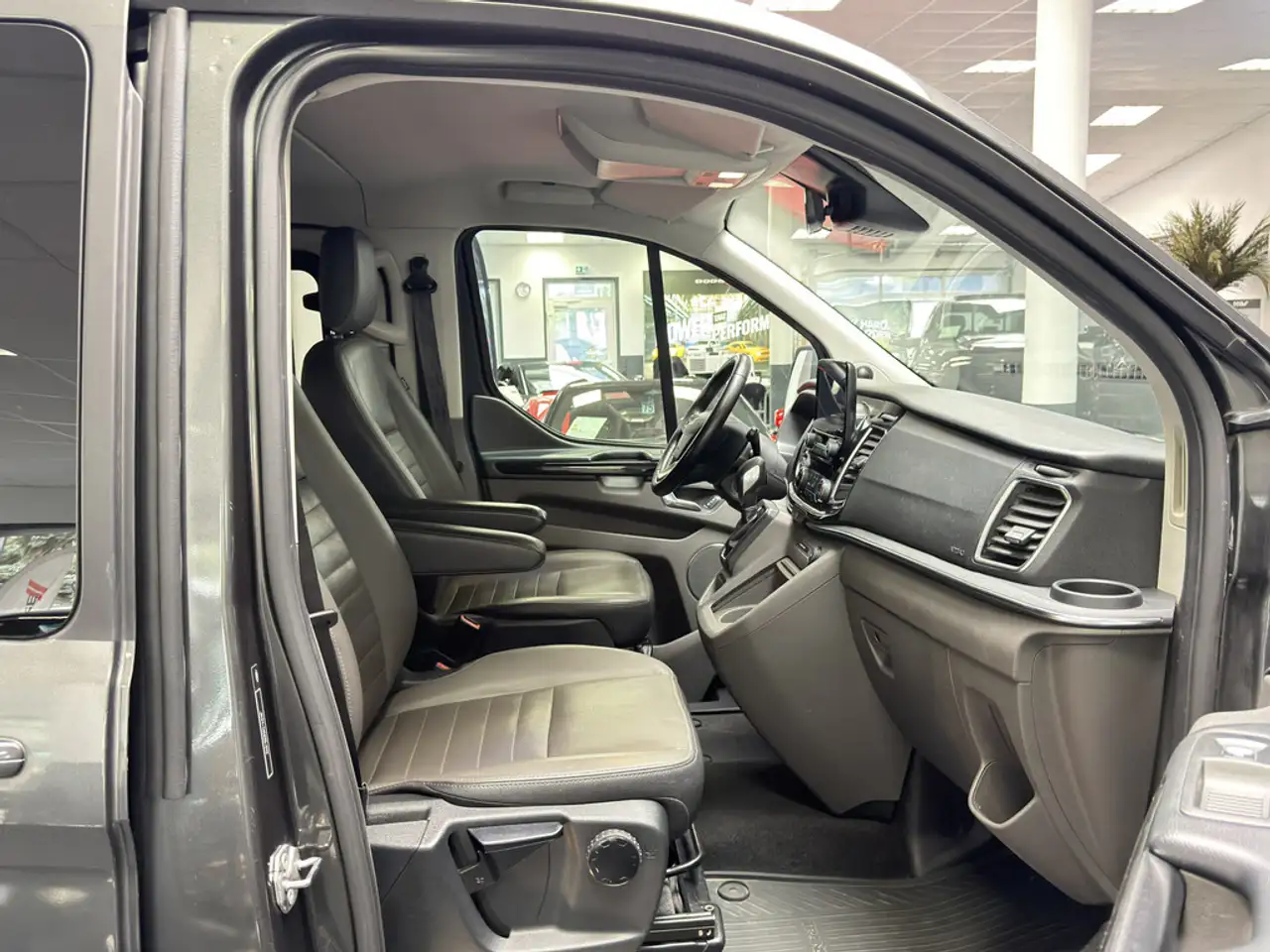 FORD TOURNEO CUSTOM 2.0 TDCI 170CH - BVA - SELLERIE CUIR - 170.000 KMS