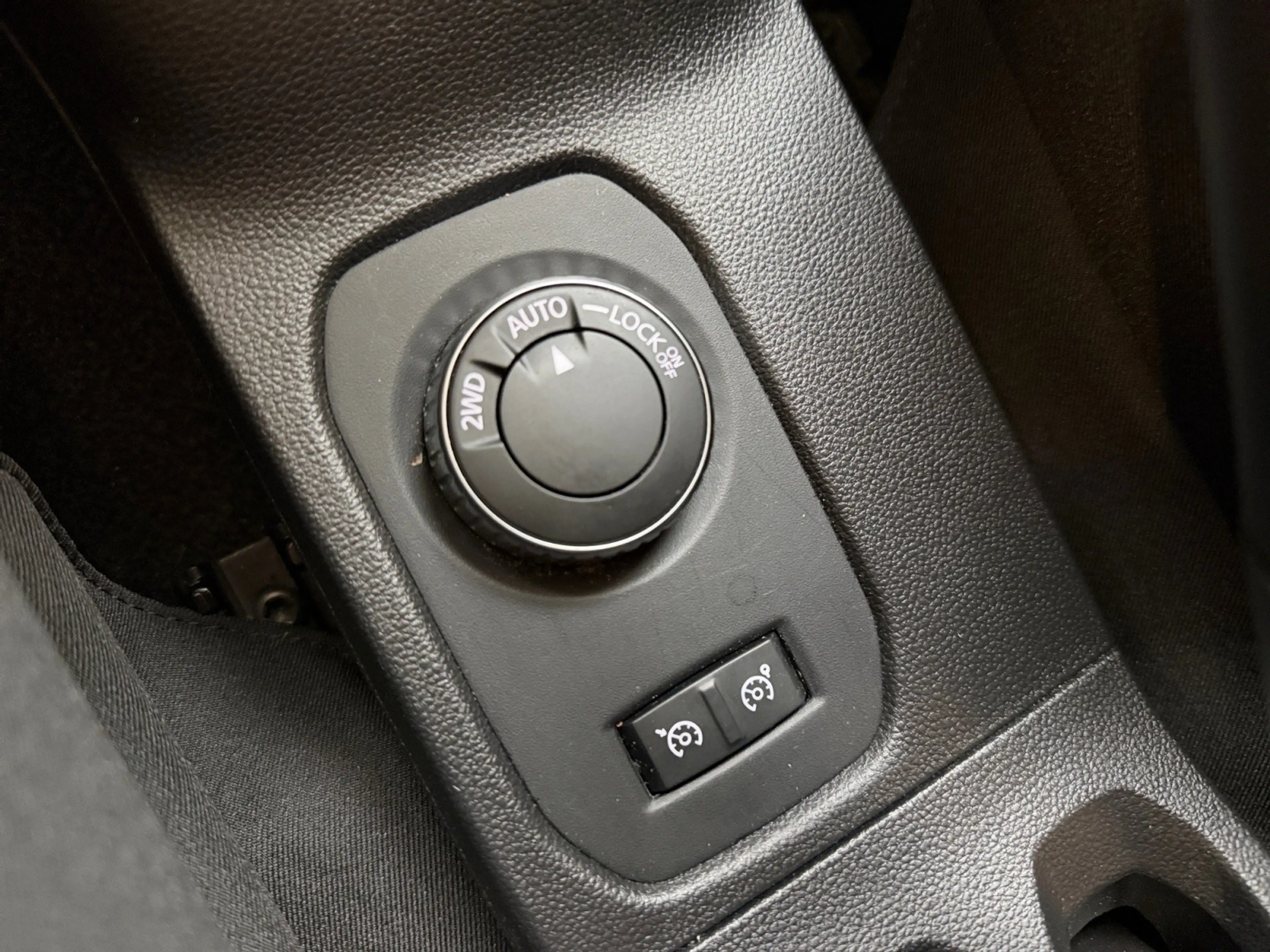 Dacia Duster Duster 1.2 TCe 4WD Prestige / CAM 360 / REGUL-LIM / NAVI / CLIM / ANGLES MORTS — photo 15