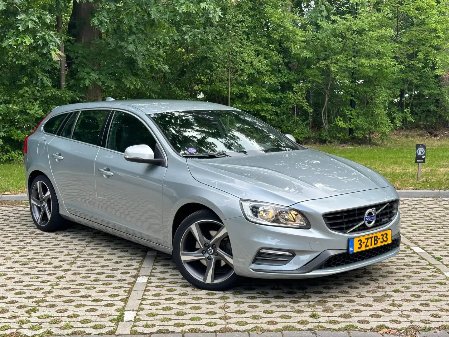 Volvo V60 1.6 T3 R-Design Trekhaak Gris - 1