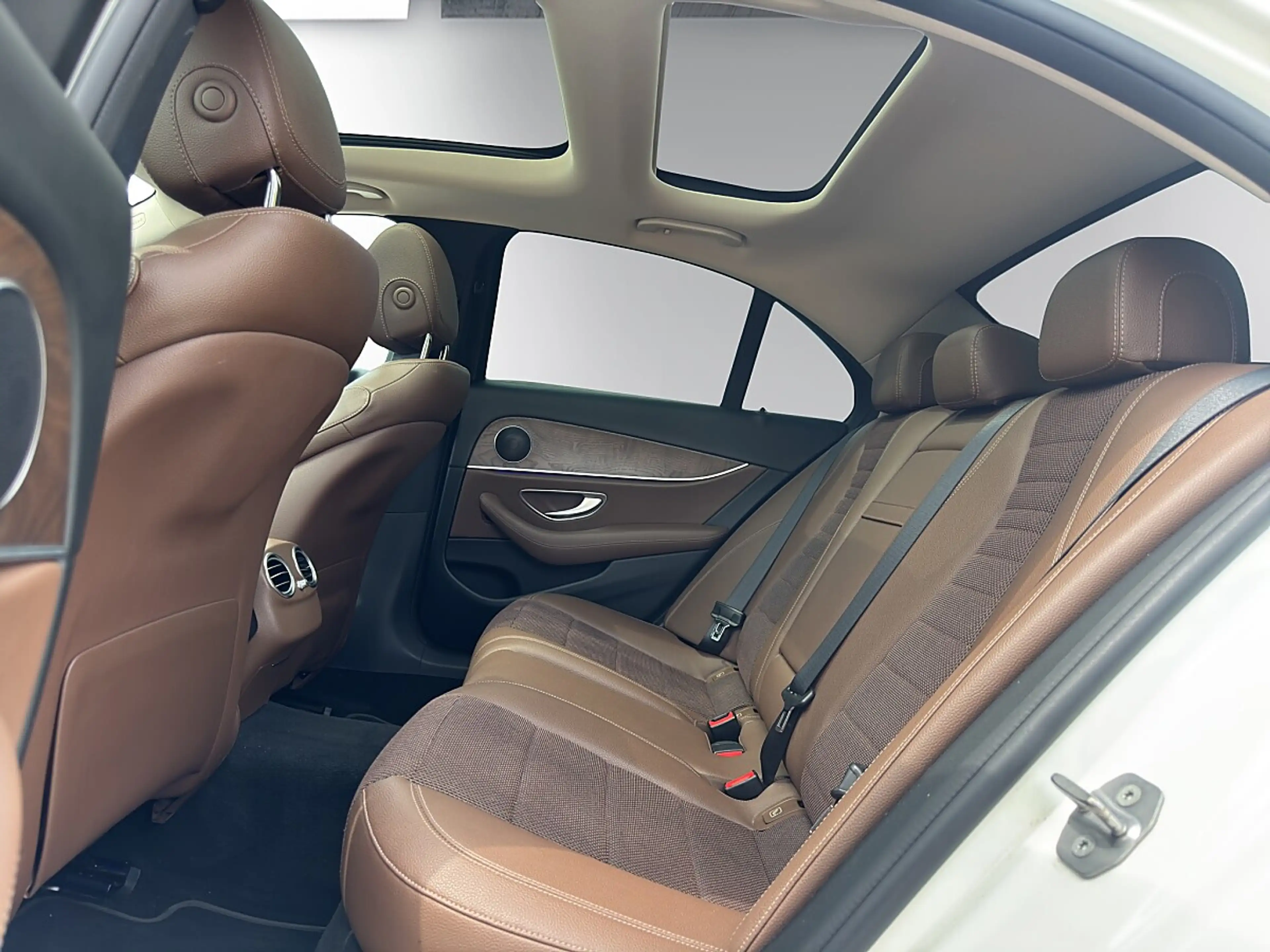 Mercedes-Benz E 350 d Avantgarde *ACC*Lineasist*AHK*360°*Panorama*L... — photo 10