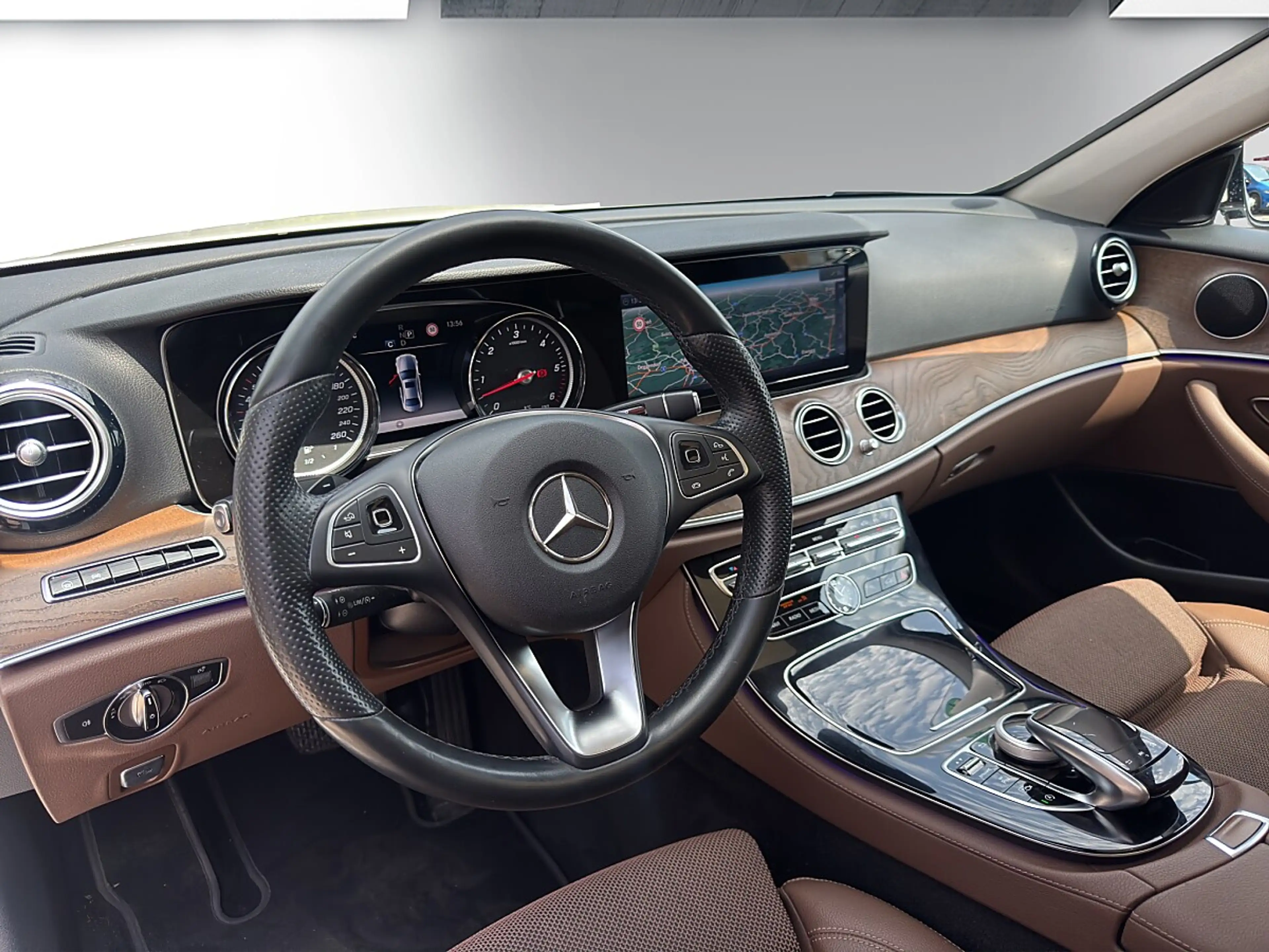 Mercedes-Benz E 350 d Avantgarde *ACC*Lineasist*AHK*360°*Panorama*L... — photo 9