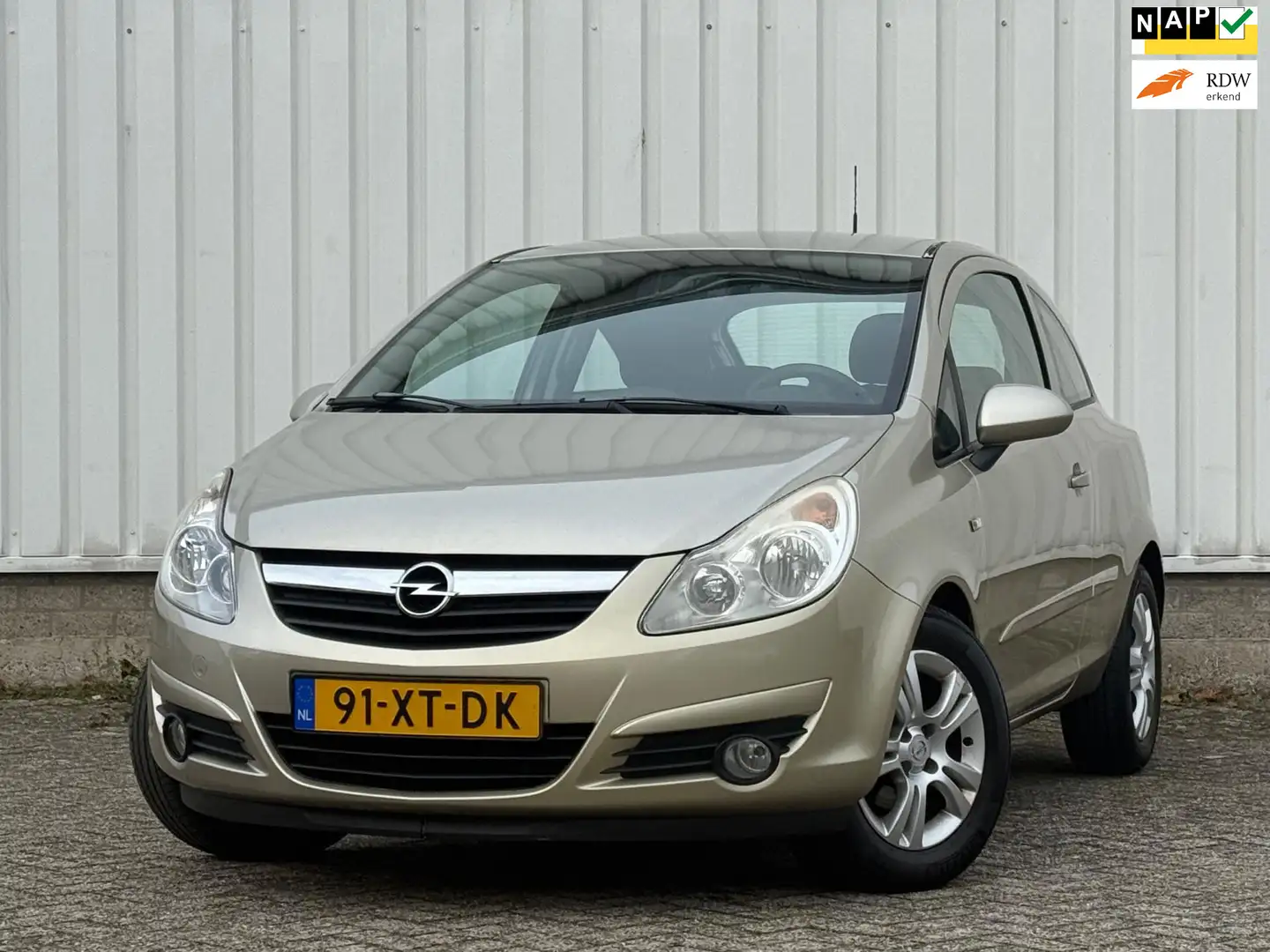 Opel Corsa 1.4-16V Enjoy Airco,Navi,Cruise,LMV,ElektrischeRam Beige - 1