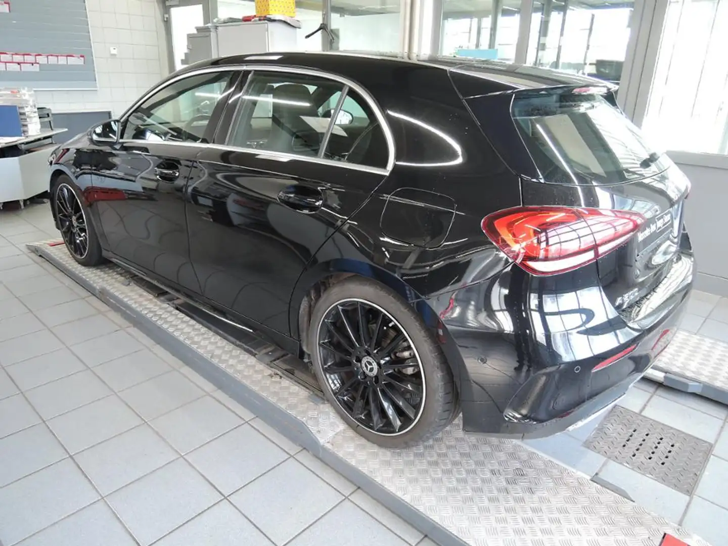 Mercedes-Benz A 200 AMG/LED/Panorama-SD/MBUX-High End/DAB/ Noir - 2