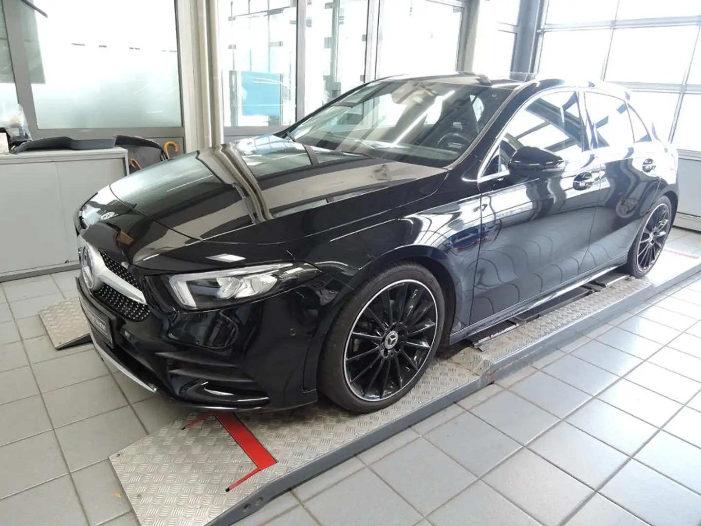 Mercedes-Benz A 200 AMG/LED/Panorama-SD/MBUX-High End/DAB/ Noir - 1