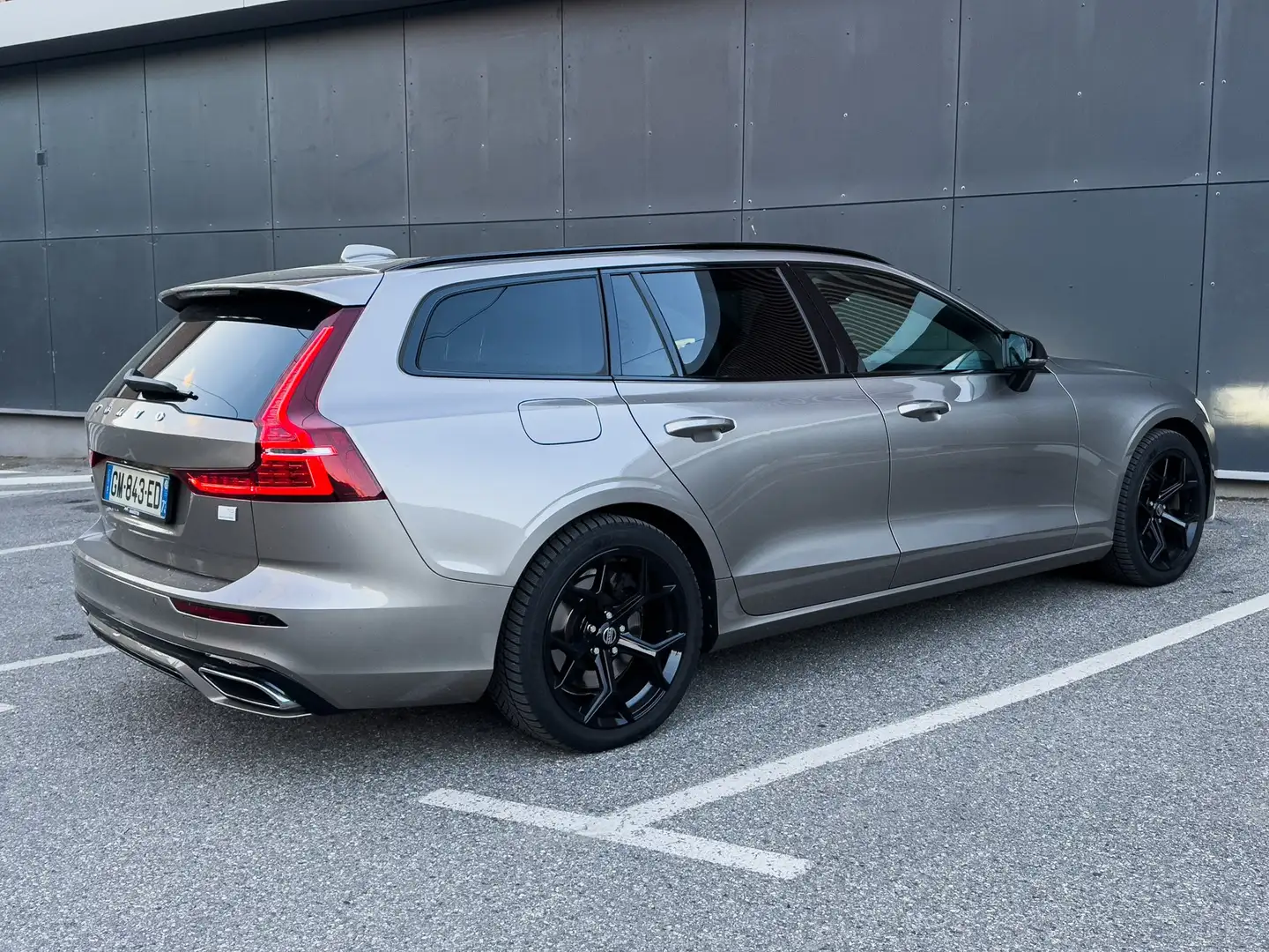 Volvo V60 V60 T8 Twin Engine 318 ch + 87 ch Geartronic Gris - 2