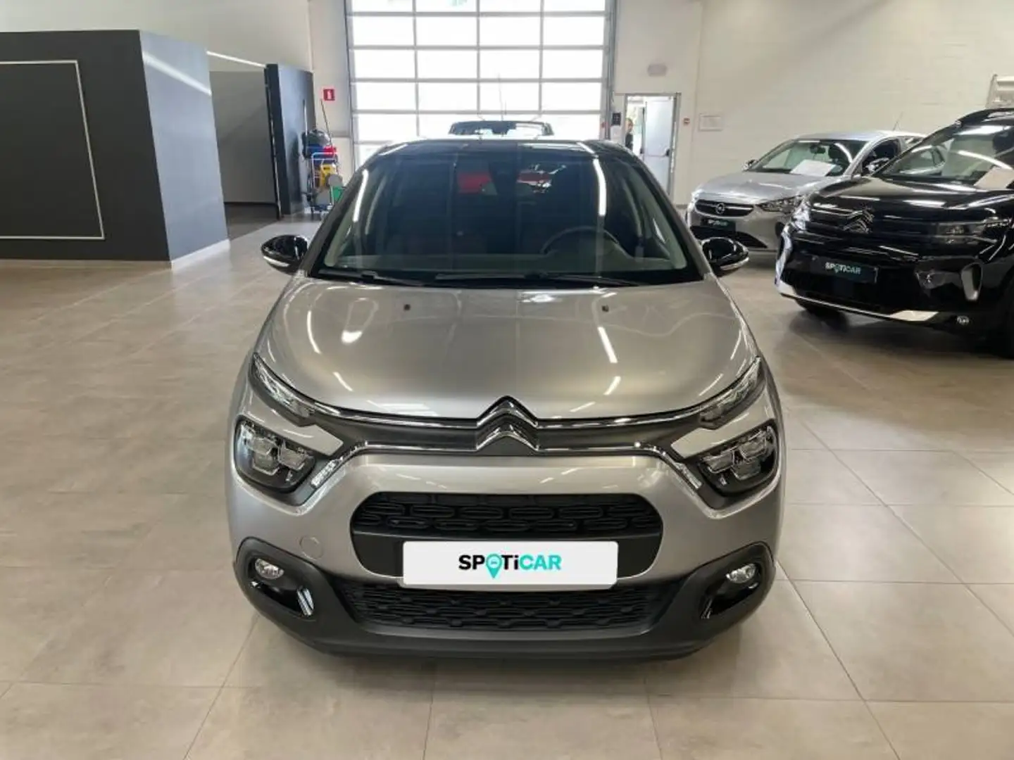 Citroen C3 3 1.2 PureTech 110 S&S MAN6 Shine Grijs - 2