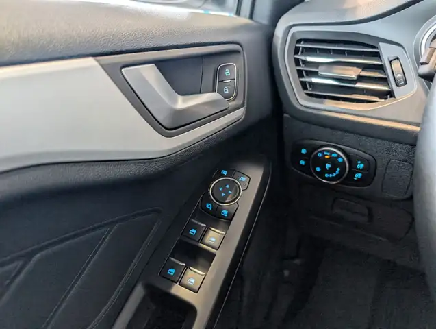 Ford Focus view 12