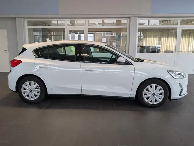 Ford Focus view 2