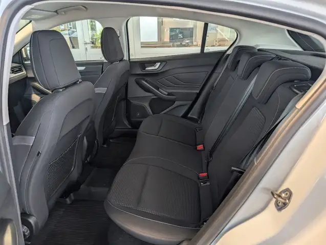 Ford Focus view 8