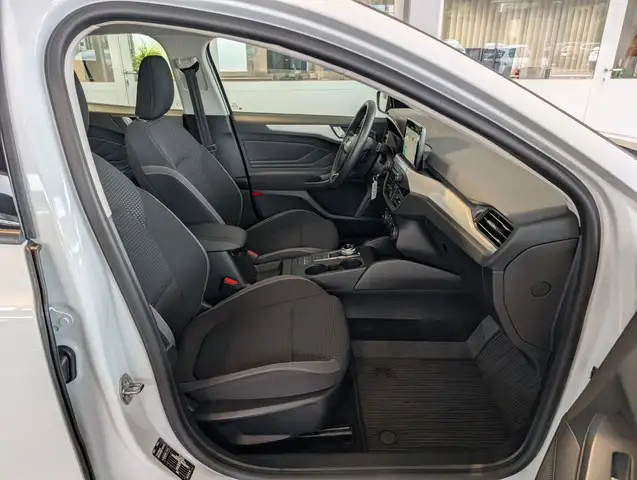 Ford Focus view 3