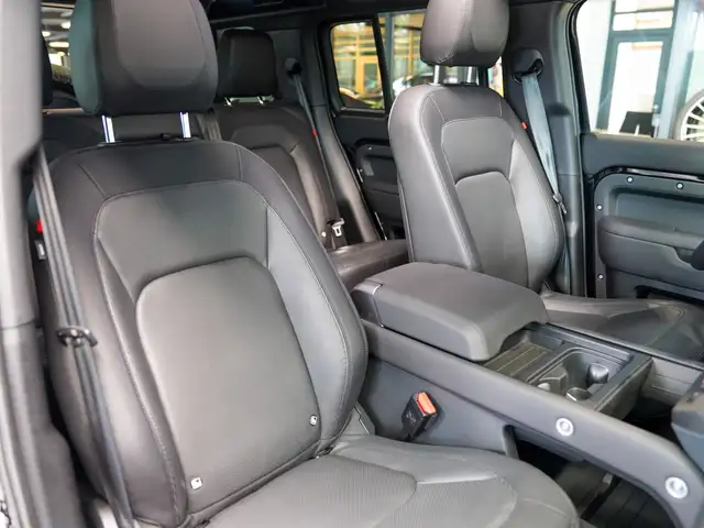 Land Rover Defender view 9