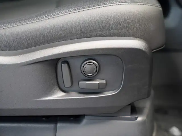 Land Rover Defender view 10