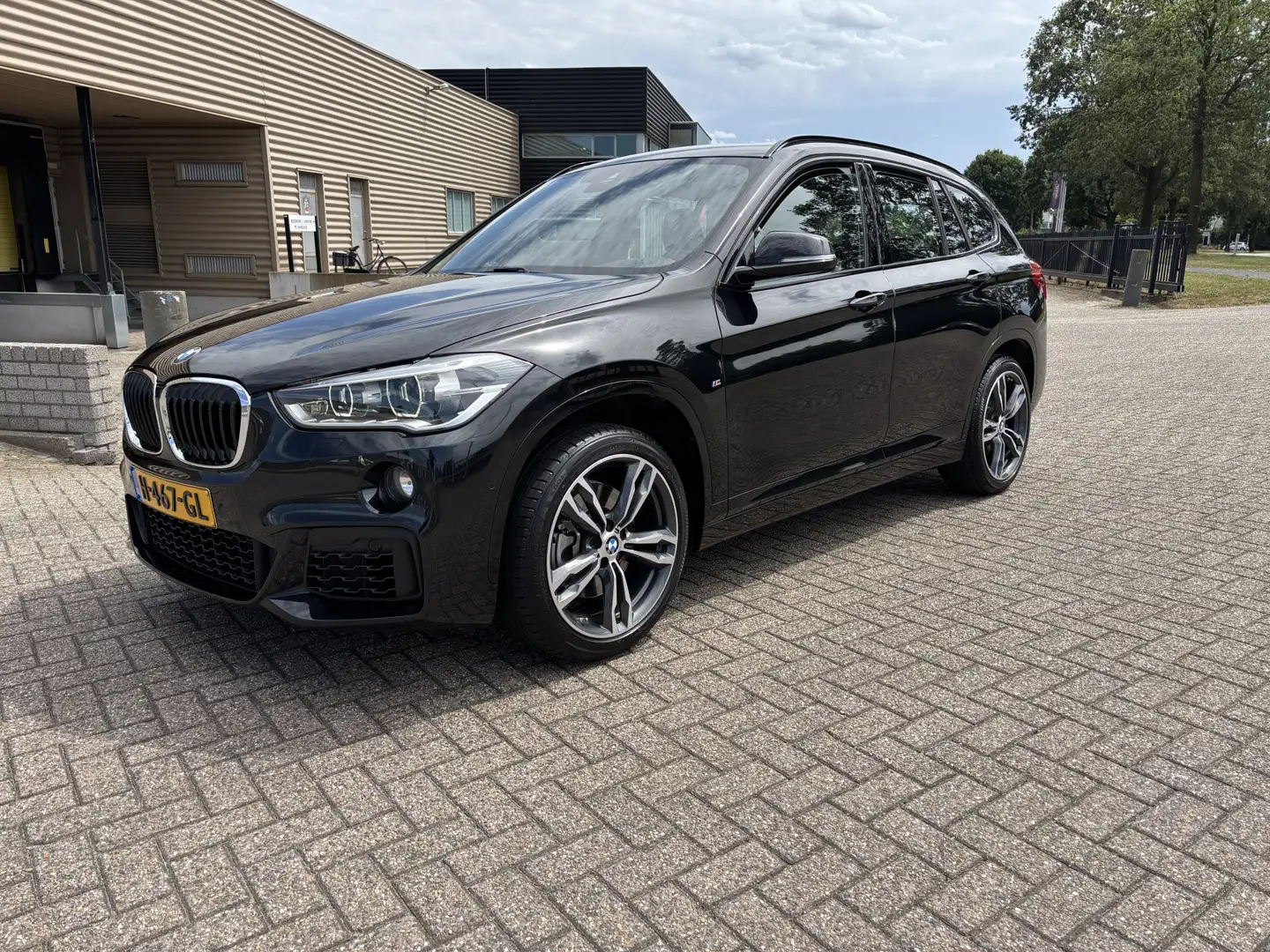 BMW X1 sDrive20i High Executive aut.M-Sport [ panodak,fm Zwart - 1