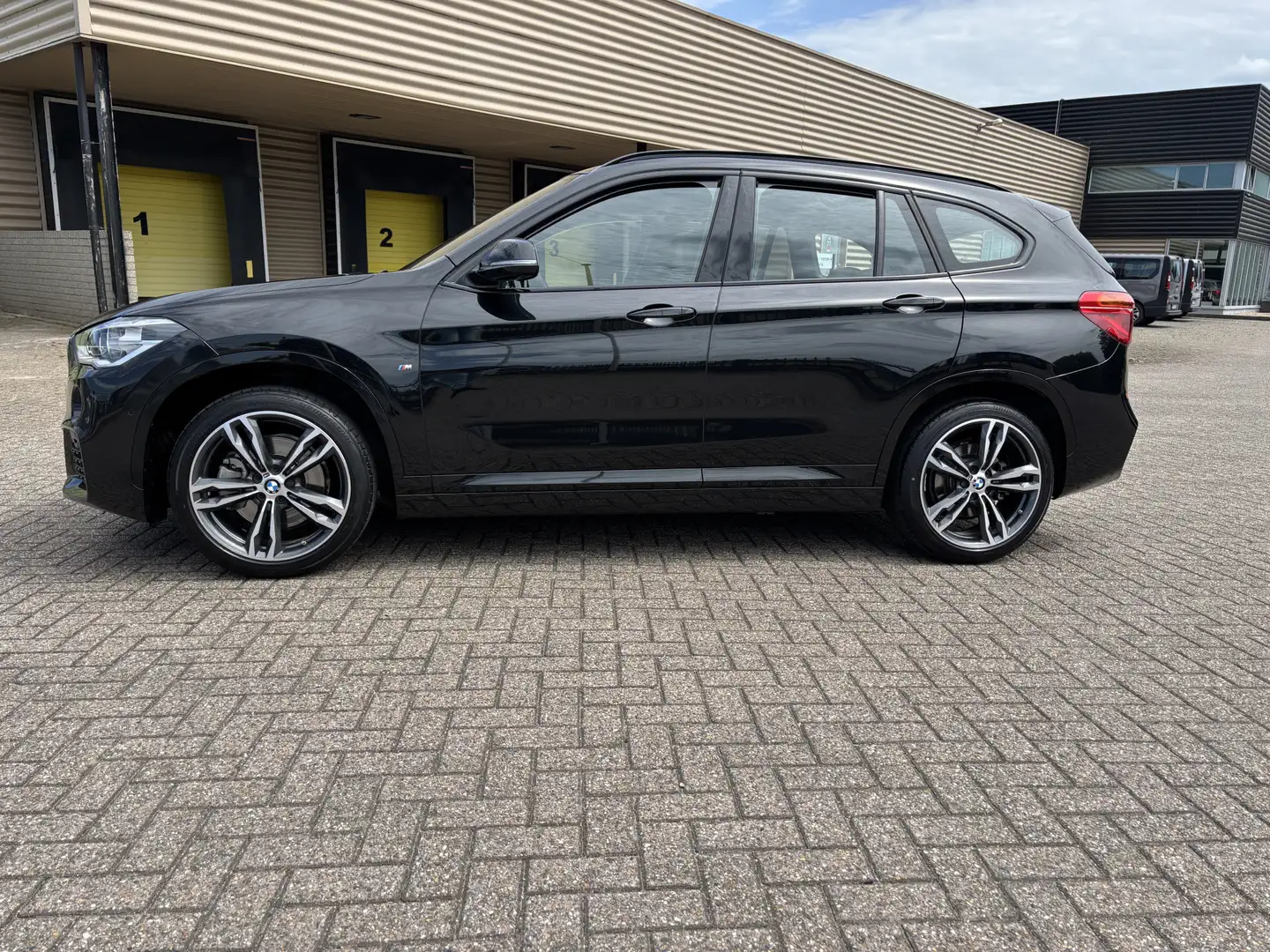 BMW X1 sDrive20i High Executive aut.M-Sport [ panodak,fm Zwart - 2